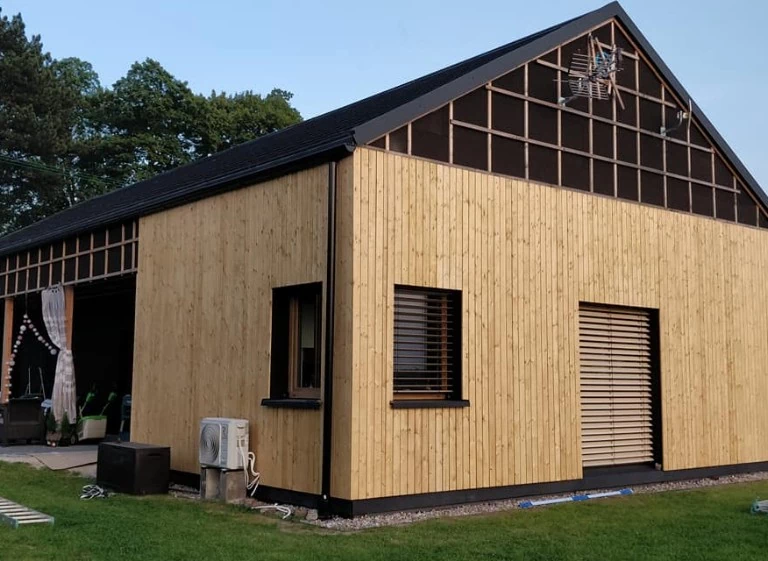 dom z drewnianymi panelami